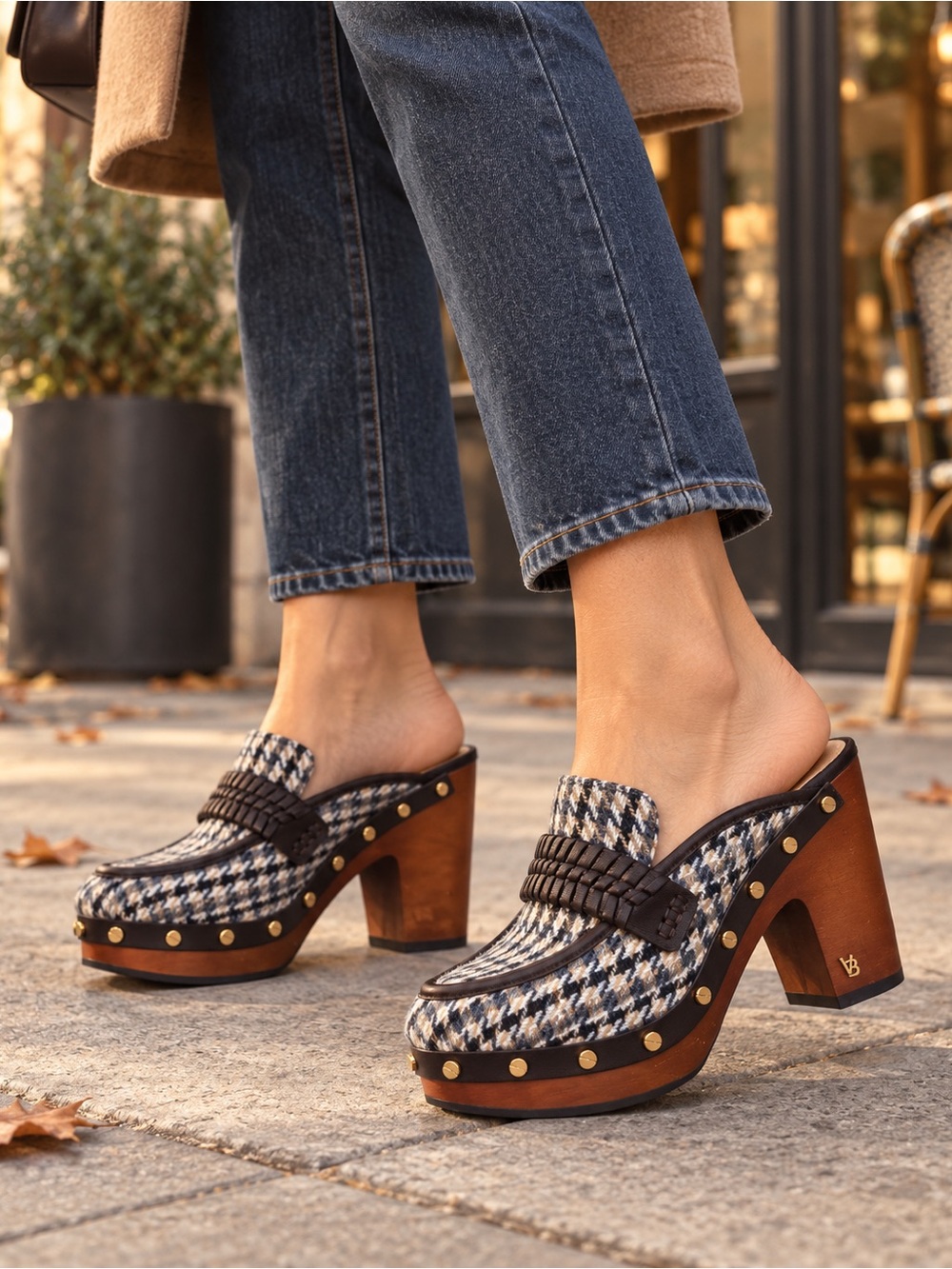Veronica Beard Delia Houndstooth Studded Clogs Shoes Size 8.5 Preppy Retro